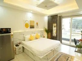 The Empire Stays , Golf Course Road