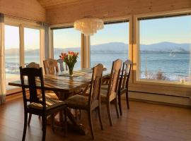 Lovely Cabin Amidst Bustling Wildlife, hotel a Vannareid