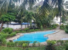 Diani beach Happy apartments، فندق في شاطئ دياني