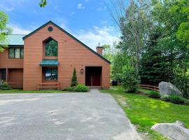 MW58 Renovated Bretton Woods townhome with gorgeours views, AC, Dog Friendly!, Hotel in Bretton Woods