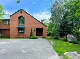 MW58 Renovated Bretton Woods townhome with gorgeours views, AC, Dog Friendly!