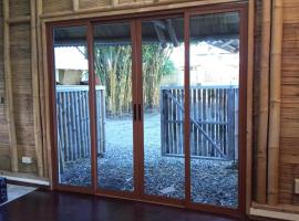 havah oasis house, hotel v destinaci Dauin