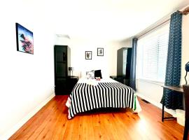 Cozy Queen room with Shared Bath near Seneca Finch 404, ξενοδοχείο στο Τορόντο