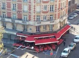 MAUBERT CENTRE PARIS Studio neuf contemporain equipé ascenseur chauffage salle de bains