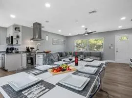 Charming & Renovated Home 20 Minutes from Tampa