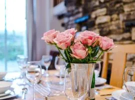 Modern 4 Bed Apartment in Cracoe North Yorkshire by Amber Stays Perfect for Big Groups and Leisure Stays, Sleep 8 and Parking