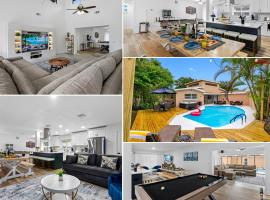 Luxury 5BR Oasis Heated Pool Hot Tub Sleeps 10, hotel in Clearwater