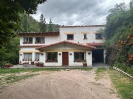 casa para 10-12 en la montaña, pileta y naturaleza，位于拉库布蕾的酒店