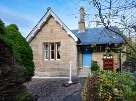 Cosy Lodge Getaway with Private Beach & Fireplace