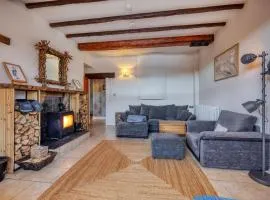 Cosy Lodge Getaway with Private Beach & Fireplace