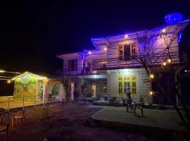 Clovee's Rooms and Cafe