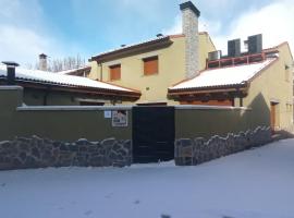 Casa Rural Del Valle Estrecho, hotel en Triollo