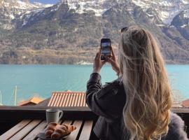 Breathtaking Lake & Mountain View Apartment 2, hotel v destinaci Niederried