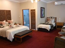 LUXURY FAMILY EN-SUITE ROOM @ 4 STAR GUEST HOUSE, hotel i Middelburg