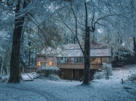 5 Star Luxury Woodland Retreat Sleeps 12 Hot tub Sauna, luksushotel i Clapton in Gordano