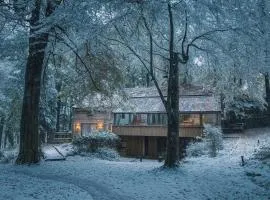 5 Star Luxury Woodland Retreat Sleeps 12 Hot tub Sauna