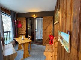Au Pied des Pistes - Monts d'Olmes, hotel di Montferrier