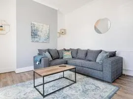 Modern 4 bed Home City and Beach Nearby in Swansea