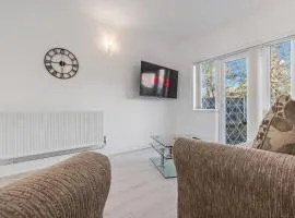 3BR Group Getaway in Solihull - Sleeps 6 - Parking