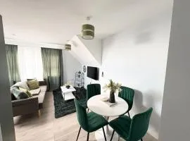 Elegant Retreat 6 Mins Drive from Ferry With Free Parking