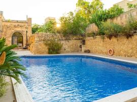 Rustic Gozo Farmhouse with Private Pool, Hotel in Tal-Ħamrija