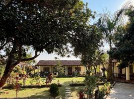 Bardia Eco Friendly Homestay، فندق مع موقف سيارات في Bhurkīā