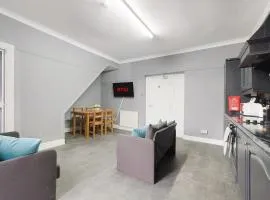 New! 4BR in Mitchell Street