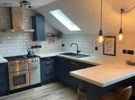 Modern 2-Bed Near Cowdray & Goodwood Sussex Escape