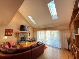Waterville Estate chalet perfect for relaxing stays Access to Pool, Hot Tub, Gym, hotel a Campton
