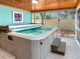 Hot Tub Screened Porch and Fenced Yard