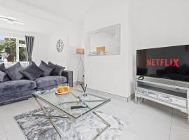 4 Bed Home sleeps 7 close to Cheshire Oaks Princes Rd, hotel i Ellesmere Port