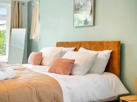 Spacious 6 Bed House in Waterlooville Portsmouth by Amber Stays, Perfect for Long Term Stays, Sleeps 14!