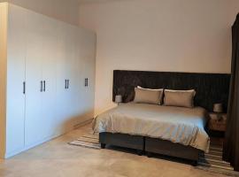 Residencial Cristina Kazamba, hotel in Camama