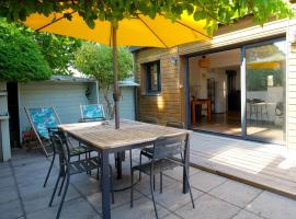 Surf Camp - beach at 5 minutes, hotel v destinaci Guidel