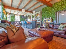 Private pub and inn waterfall country Escape, hotel in Neath