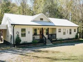 Creekside Getaway - Wineries, Orchards, & Hiking