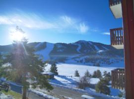 Le Cube Alpin - Cosy Studio - Vue Montagne - Gréolières les Neiges, hotel in Gréolières