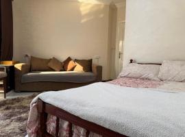 Pyramids Roof & Private Studio, hotel i Giza