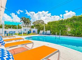 Private Oasis w Heated Saltwater Pool & Hot Tub，布雷登頓的飯店