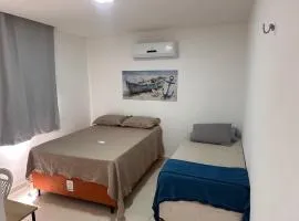 Suite numero 3 BEIRA MAR com ar condicionado , cozinha compartilhada e completa com Micro ondas air fryer forno elétrico fogão Geladeira freezer gelagua e cafeteria elétrica Tudo para vc se sentir em casa além de um Deck com churrasqueira vista mar