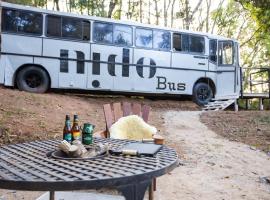 Nido Glamping - Cabana Nido Bus, hotel i São Bento do Sapucaí