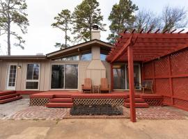 Mid-Century Modern Getaway Near Downtown, hotel i Knoxville