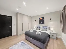 Modern 4 Bed 4 Bath Home in Reading Perfect for Business and Contractors with Free Parking!