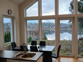 Exklusivt hus med sjöutsikt, hotel in Opp-Norrby