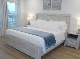 Beachy home near boat launches, beaches, and The Wharf! King bed and pet friendly, hotel sa Orange Beach