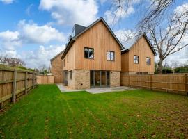 New Modern 5BR Family Retreat Near Coast & Forest, hotel in Lymington