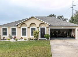 Luxury Boho Getaway Experience W Pool Table: Clermont şehrinde bir otel