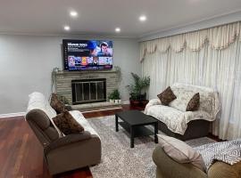 Adorable 3 private rooms- main with free parking, hotel em Toronto