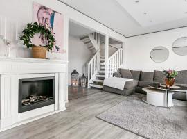 Large three-story house in Vallentuna，位于瓦伦蒂纳的酒店