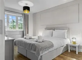 Spacious 5 Bed House in Reading by Amber Stays, Perfect for Business & Contractors, Sleeps 12!